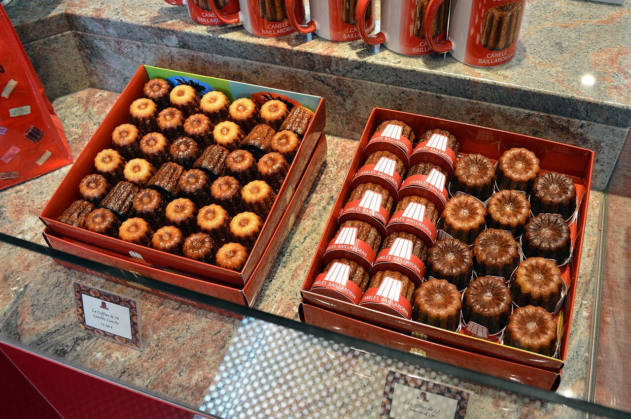 Degustación de canelés y vino en una experiencia gastronómica en Burdeos