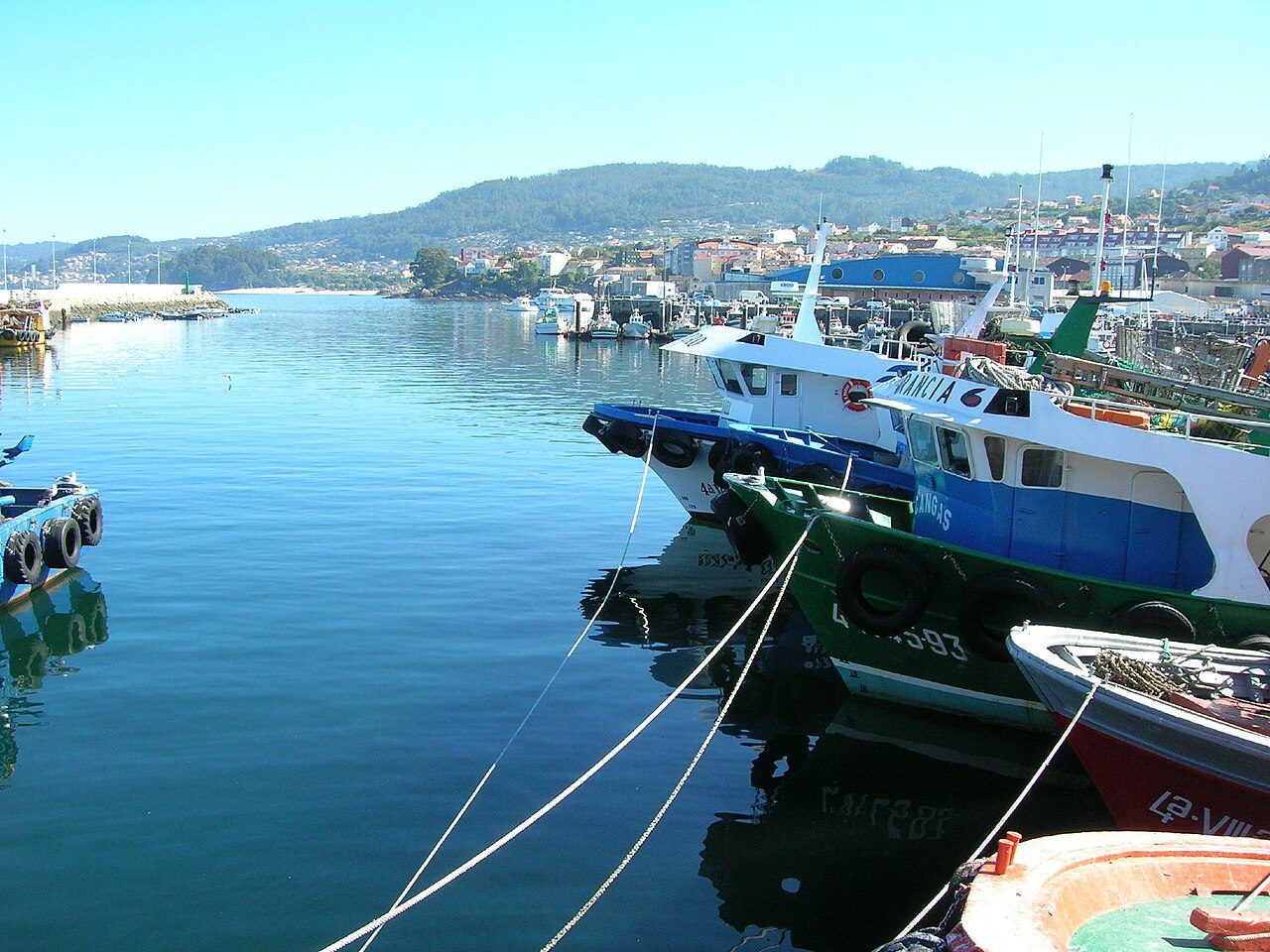 El puerto marinero de Bueu, punto de partida hacia la Isla de Ons