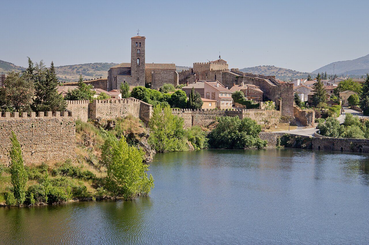 El castillo y el río Lozoya, parada obligada en la visita guiada por Buitrago