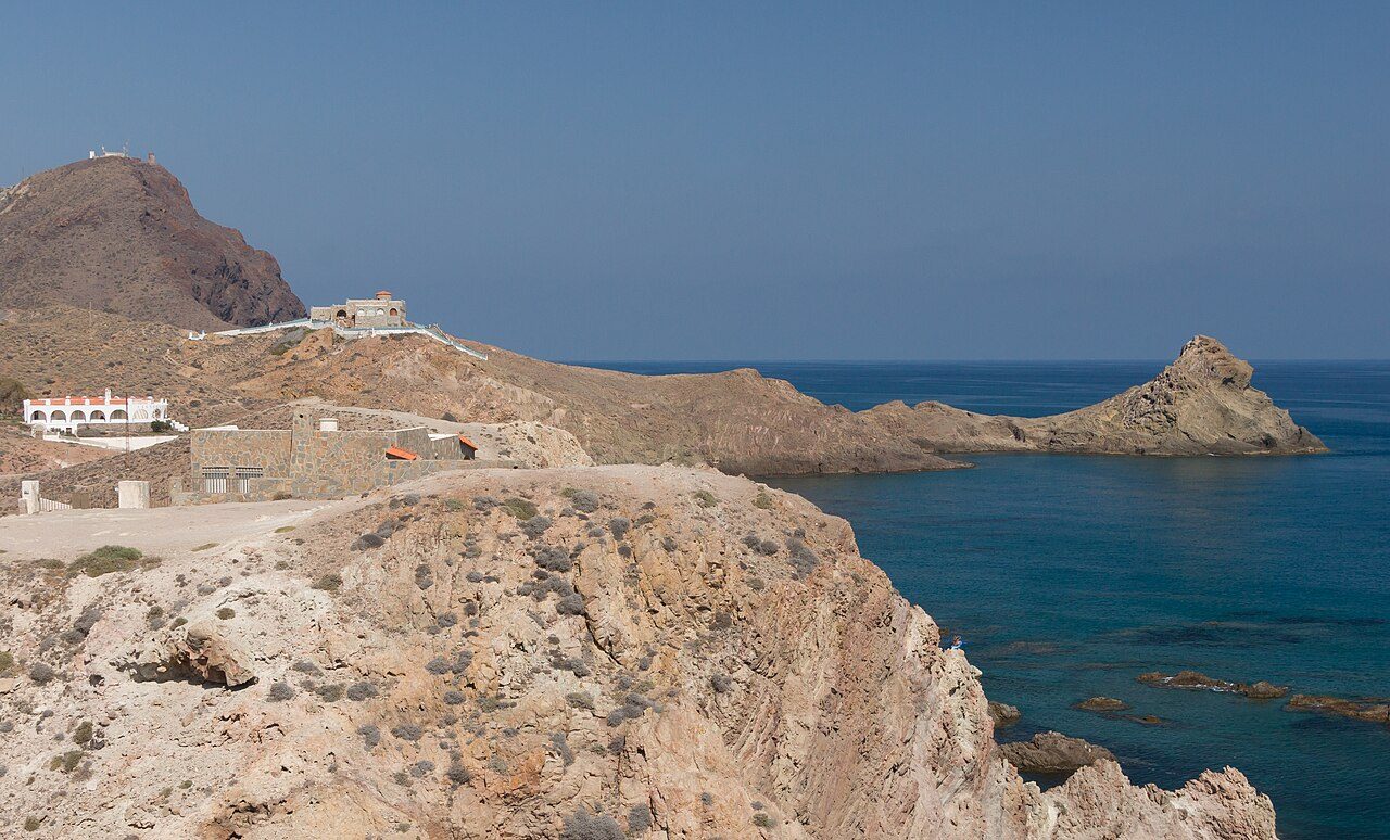 Naturaleza y aventura en San José: acantilados volcánicos del Cabo de Gata
