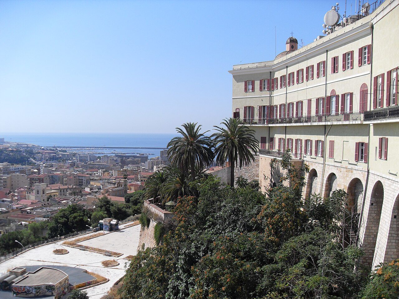 Vistas del casco histórico de Cagliari, capital de Cerdeña