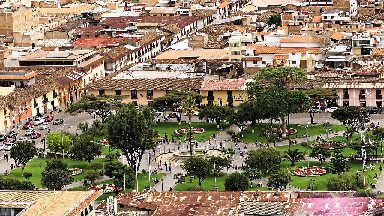 Vista de la Plaza de Armas, punto de partida para descubrir qué ver en Cajamarca