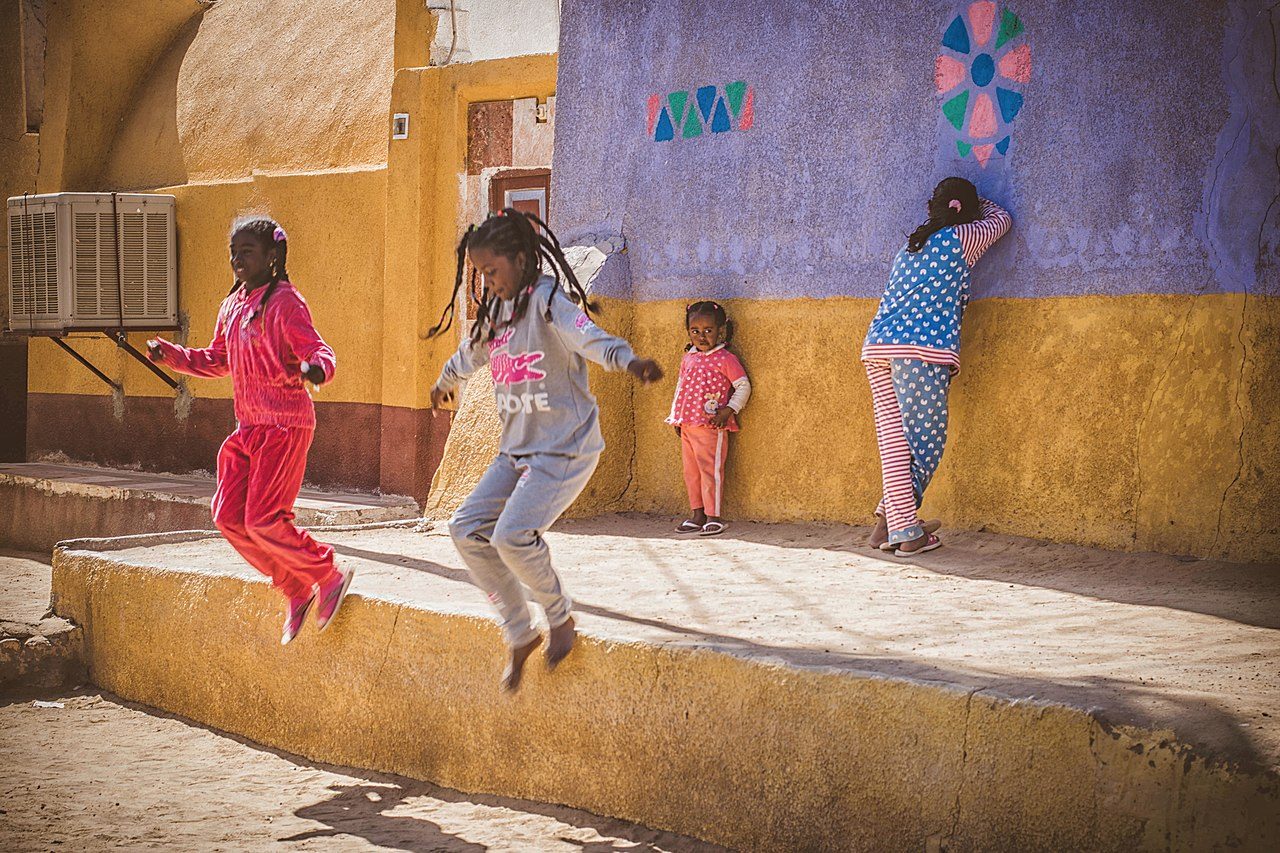 Las casas de colores del poblado nubio, una de las experiencias más auténticas que ver en Asuán