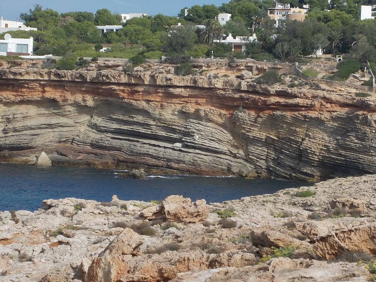 Las aguas turquesas de Cala Codolar, una de las mejores calas del oeste de Ibiza