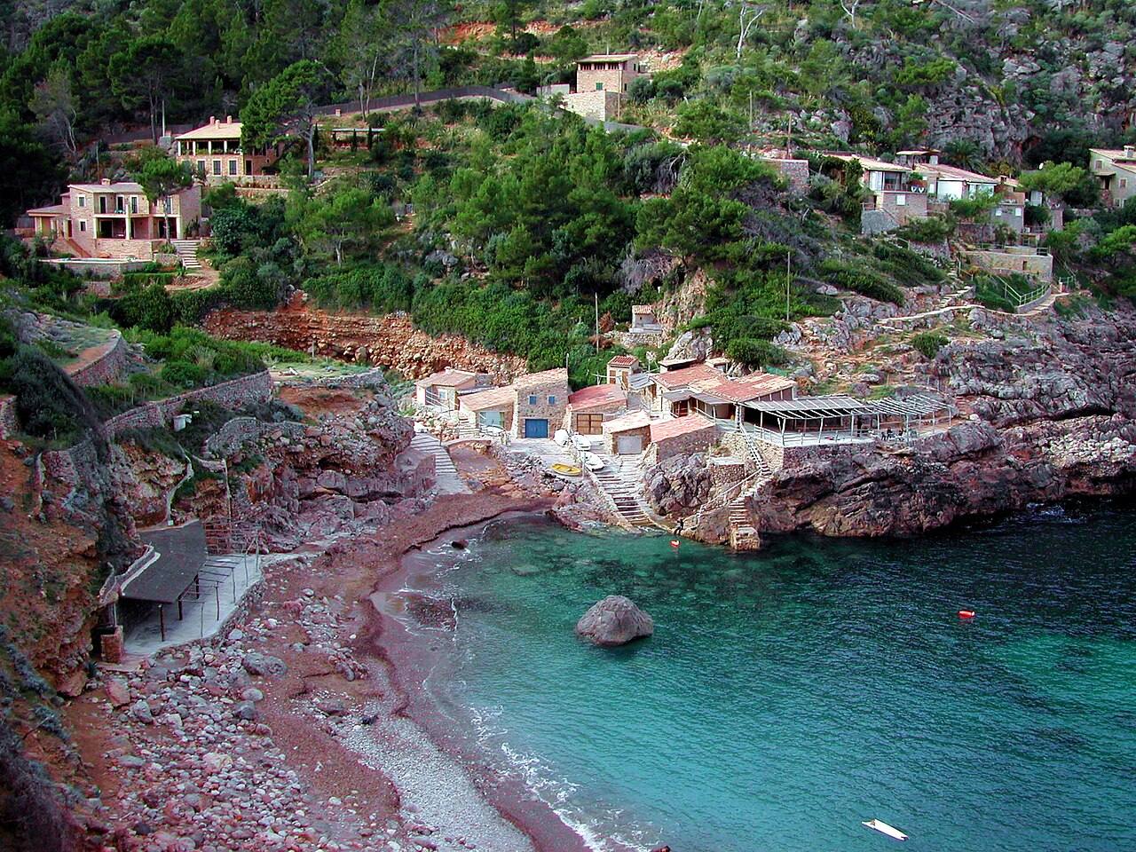 Las calas turquesa son parte imprescindible de qué ver en Mallorca.