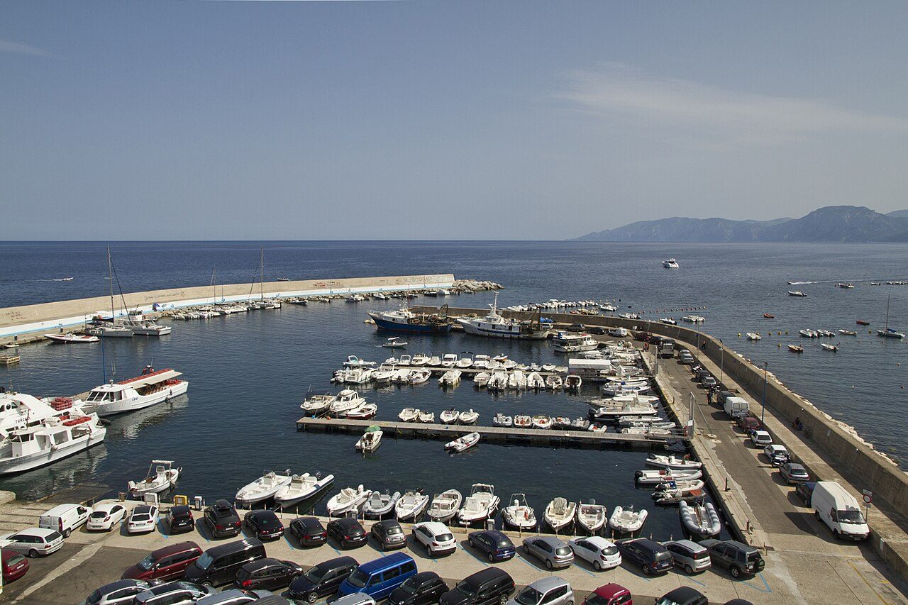 Vistas de Cala Gonone, el pueblo que da acceso al Golfo de Orosei en Cerdeña
