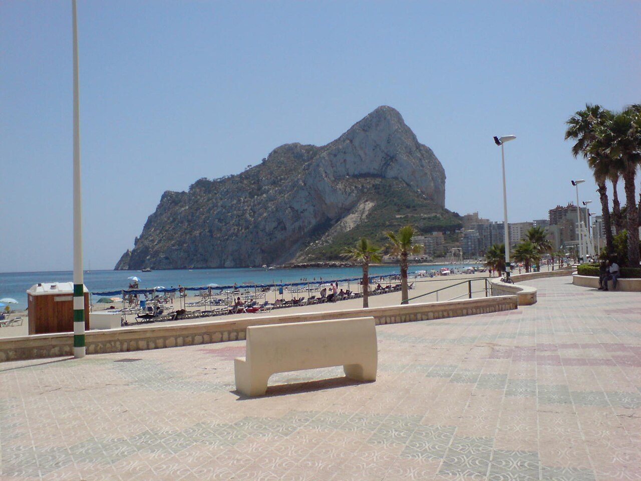 La playa de la Fossa, a los pies del Peñón, entre las mejores playas que ver en Calpe