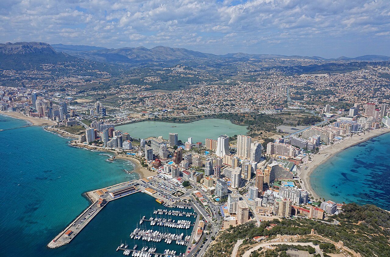 Vista de Calpe con el Peñón de Ifach al fondo, uno de los imprescindibles que ver en Calpe