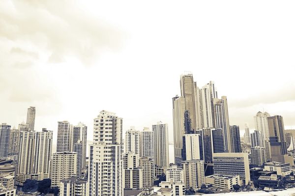 El skyline de Ciudad de Panamá visto desde la bahía, una de las mejores estampas de qué ver en Ciudad de Panamá.