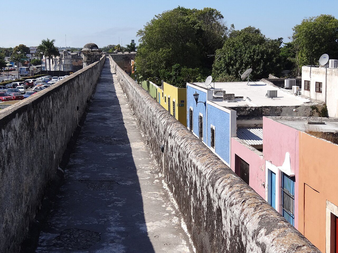 Calles coloridas del centro histórico en una visita guiada por San Francisco de Campeche.