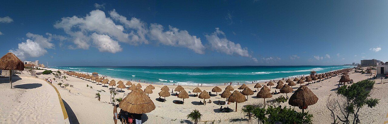 El icónico letrero de Playa Delfines, foto obligada de lo que ver en Cancún