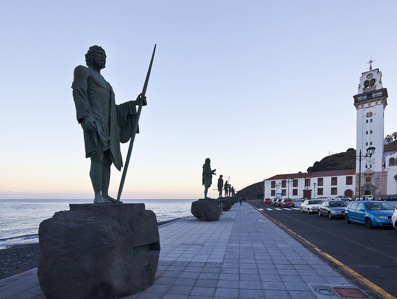 Qué ver en Candelaria: la basílica y las estatuas de los menceyes junto al mar