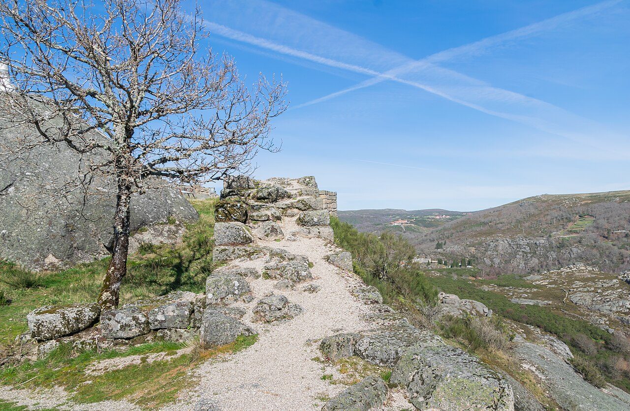 El castillo medieval de Castro Laboreiro, uno de los imprescindibles que ver en el pueblo