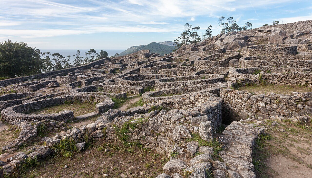 Las casas circulares del castro de Santa Tecla, imprescindible que ver en La Guardia.