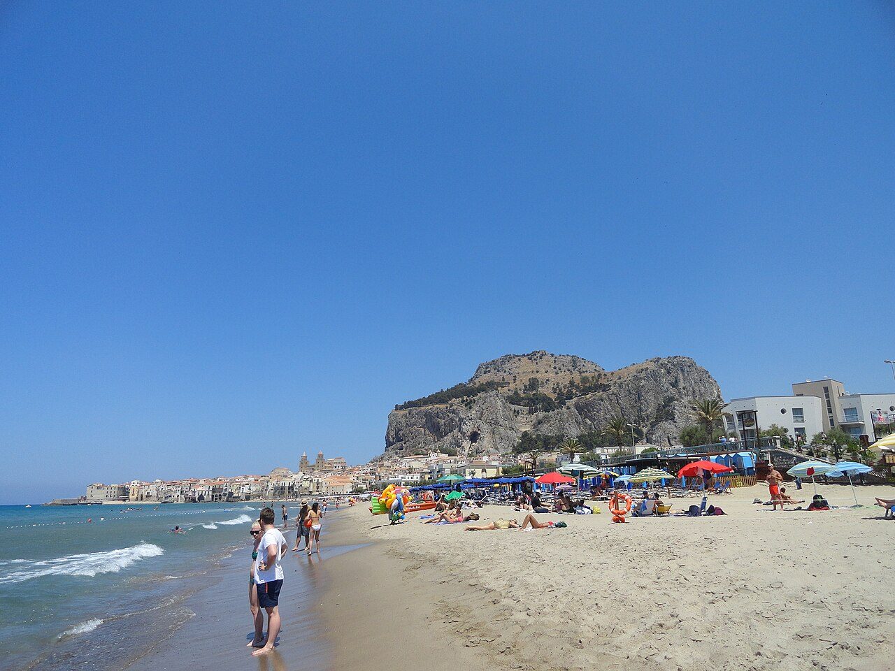 Vista del casco histórico de Cefalú desde el mar, uno de los imprescindibles que ver en Cefalú