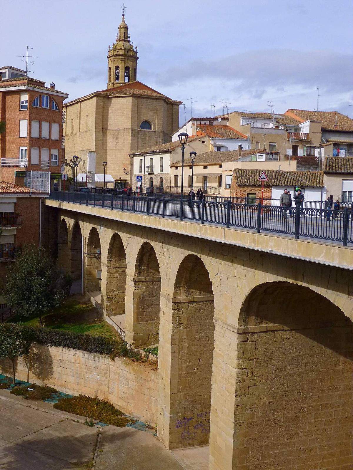Calles tranquilas del casco de Cenicero, en plena Rioja Alta