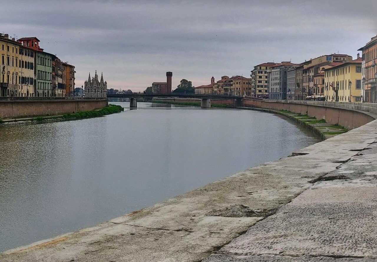 Los Lungarni junto al Arno, uno de los paseos más bonitos que ver en Pisa