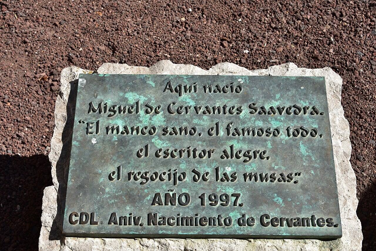 Las estatuas de Don Quijote y Sancho ante la Casa Natal de Cervantes en Alcalá de Henares