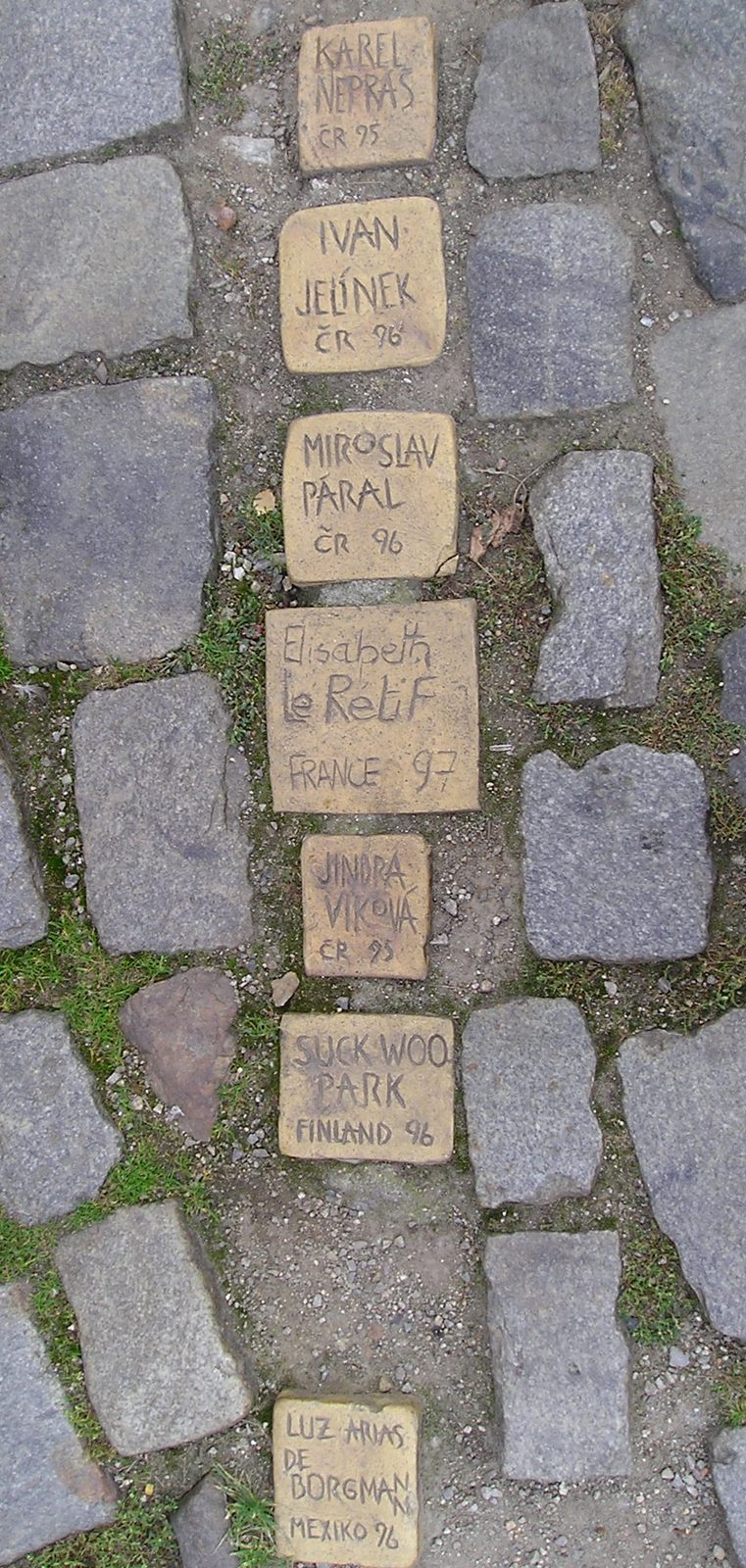 Callejuelas empedradas del centro, parte del encanto de qué ver en Cesky Krumlov