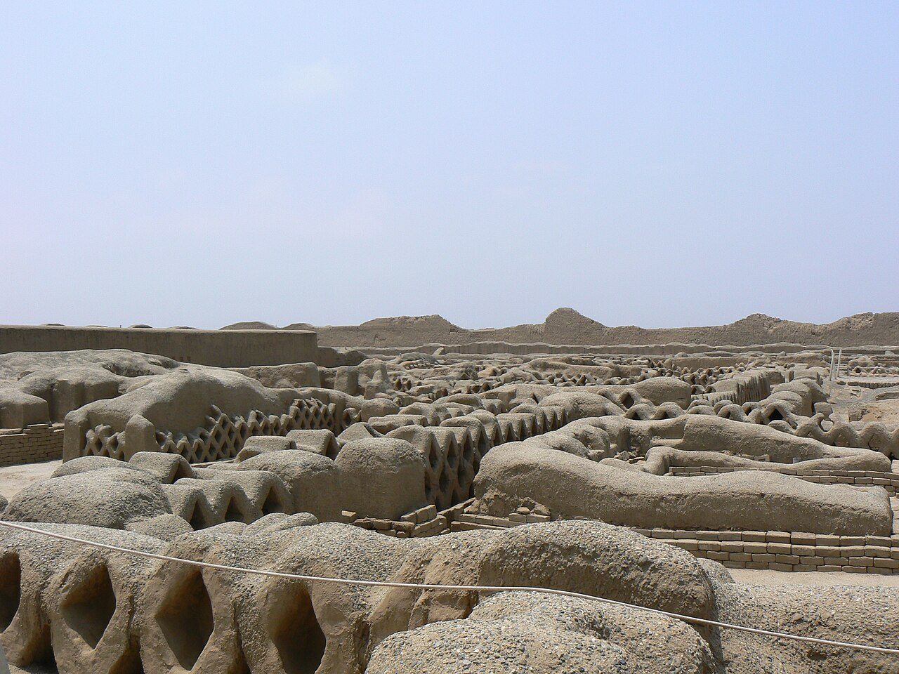 Los muros de adobe de Chan Chan, parada estrella entre lo que ver en Trujillo