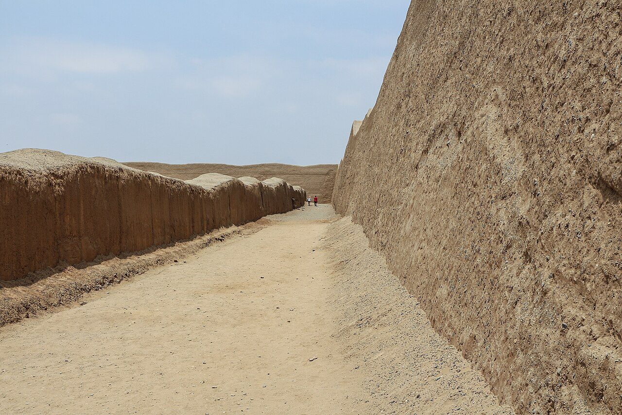 Ciudadela de Chan Chan, imprescindible en cualquier tour y visita guiada en Trujillo, Perú.