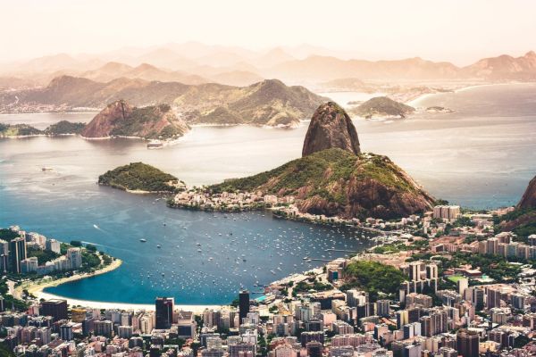 Vista aérea de la bahía de Guanabara, primera postal al llegar a Río de Janeiro