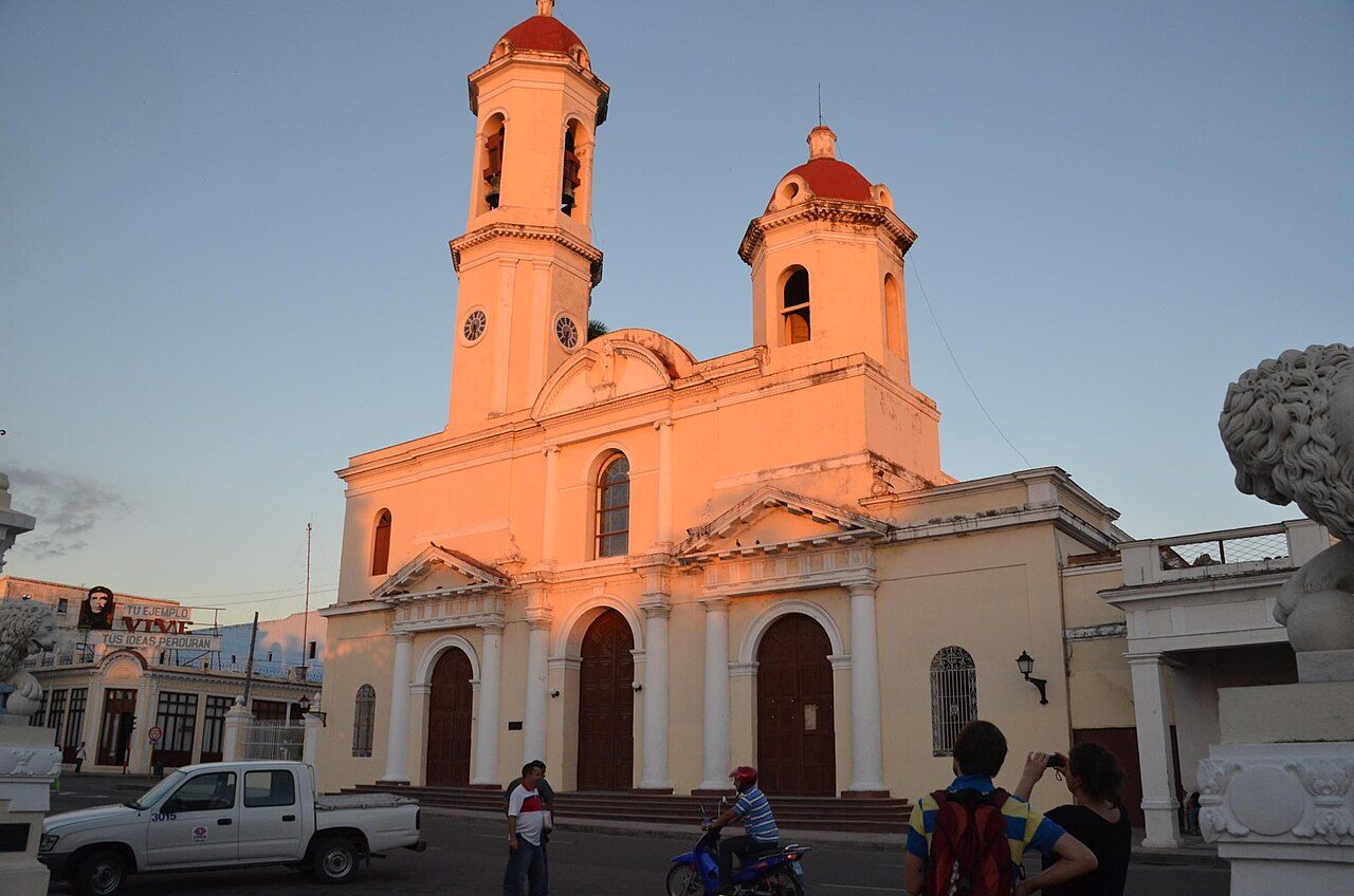 Calles coloniales en tonos pastel: la primera imagen de qué ver en Cienfuegos