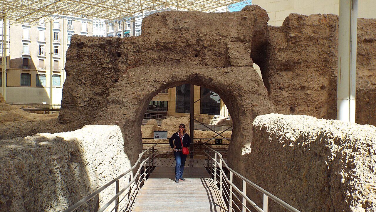 Restos del teatro romano de Caesaraugusta, parte esencial de los museos que ver en Zaragoza