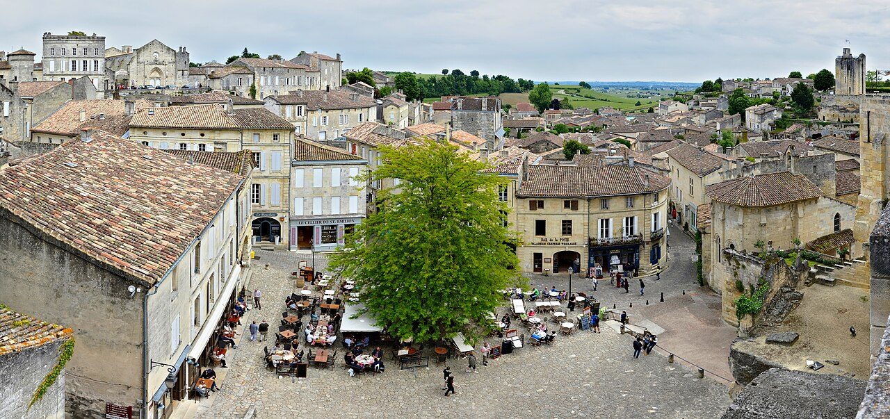 Saint-Émilion, uno de los pueblos vinícolas más bonitos cerca de Burdeos.