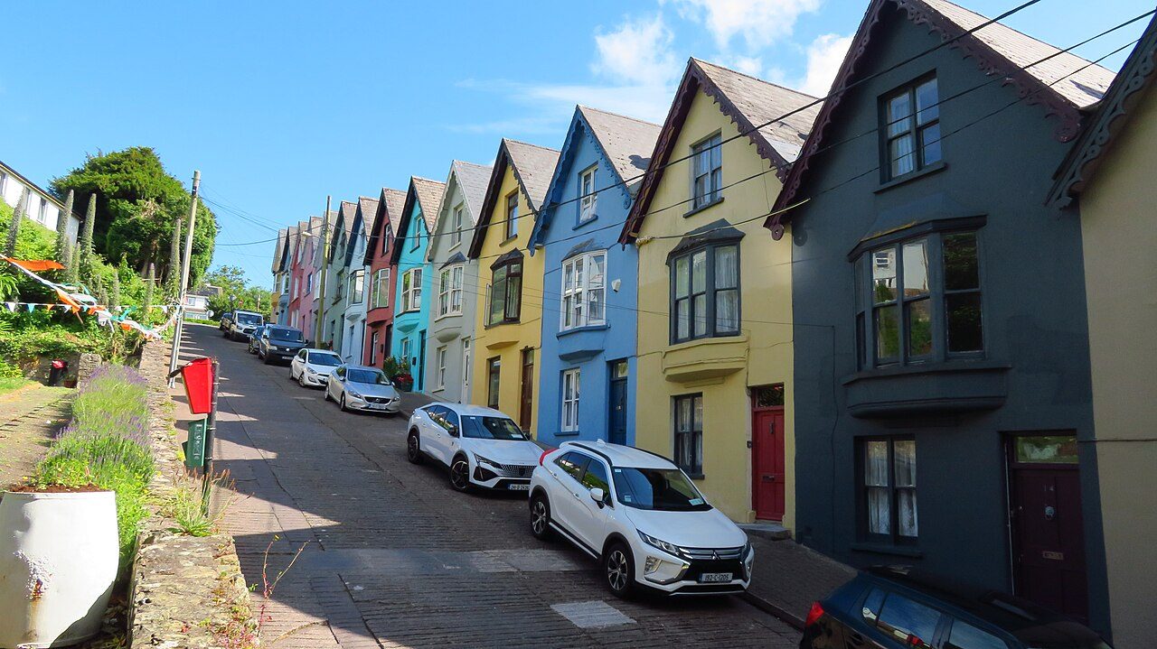 Las casas de colores en cuesta, una de las imágenes imprescindibles que ver en Cobh
