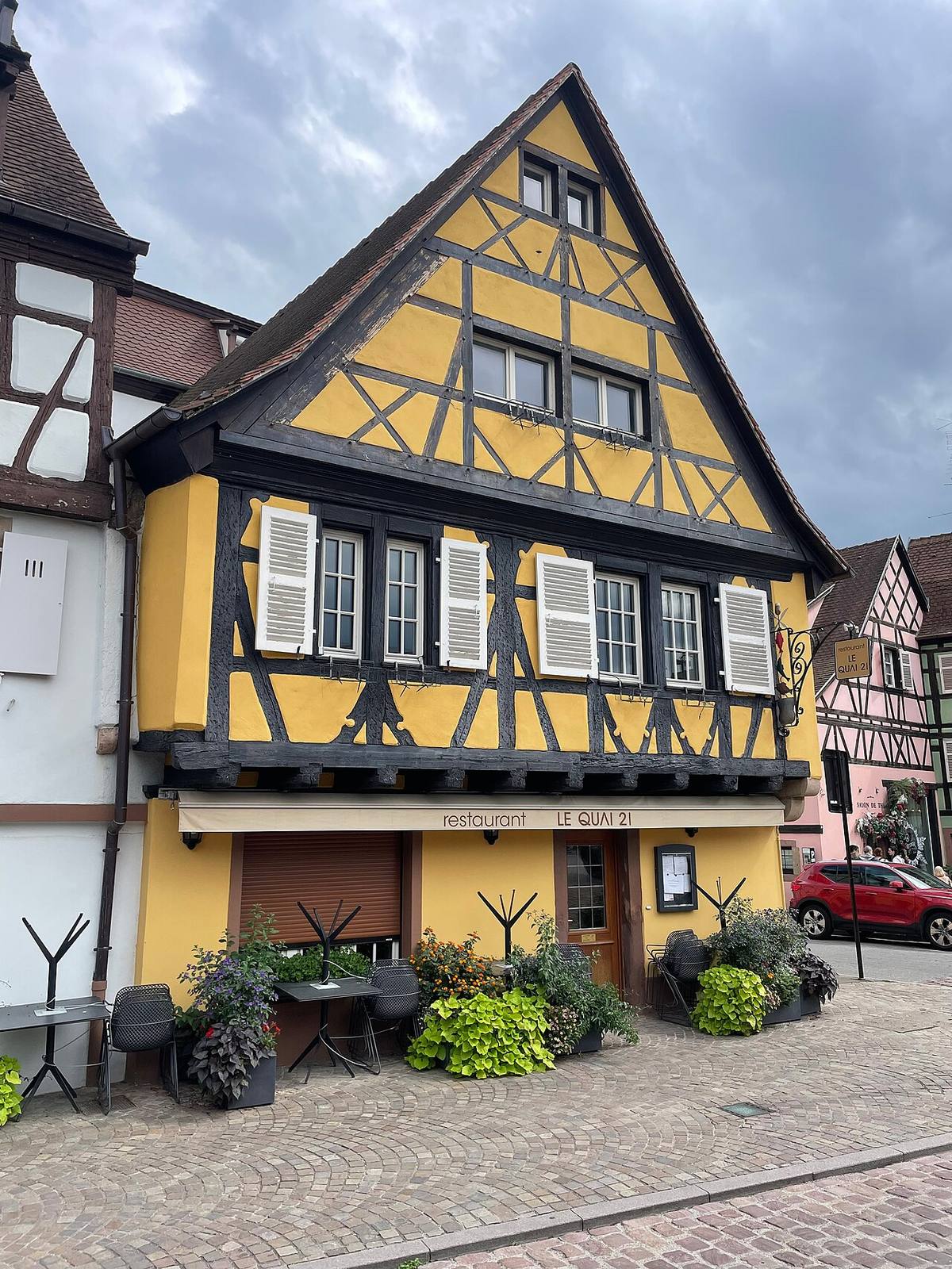 Canales y casas de colores en un tour por Colmar, Alsacia