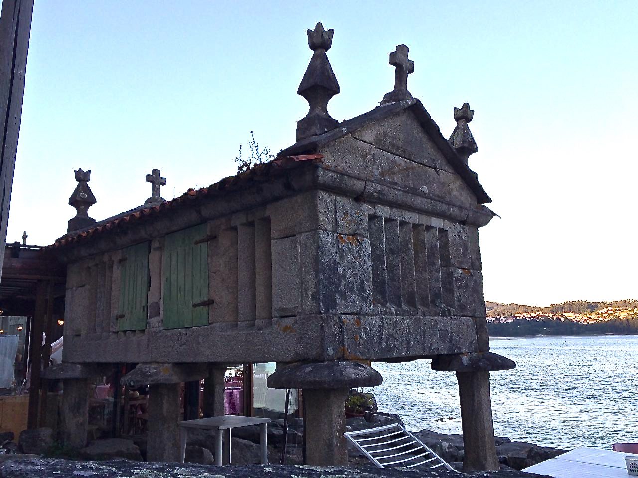 Los hórreos de Combarro alineados frente a la ría, la imagen más famosa del pueblo