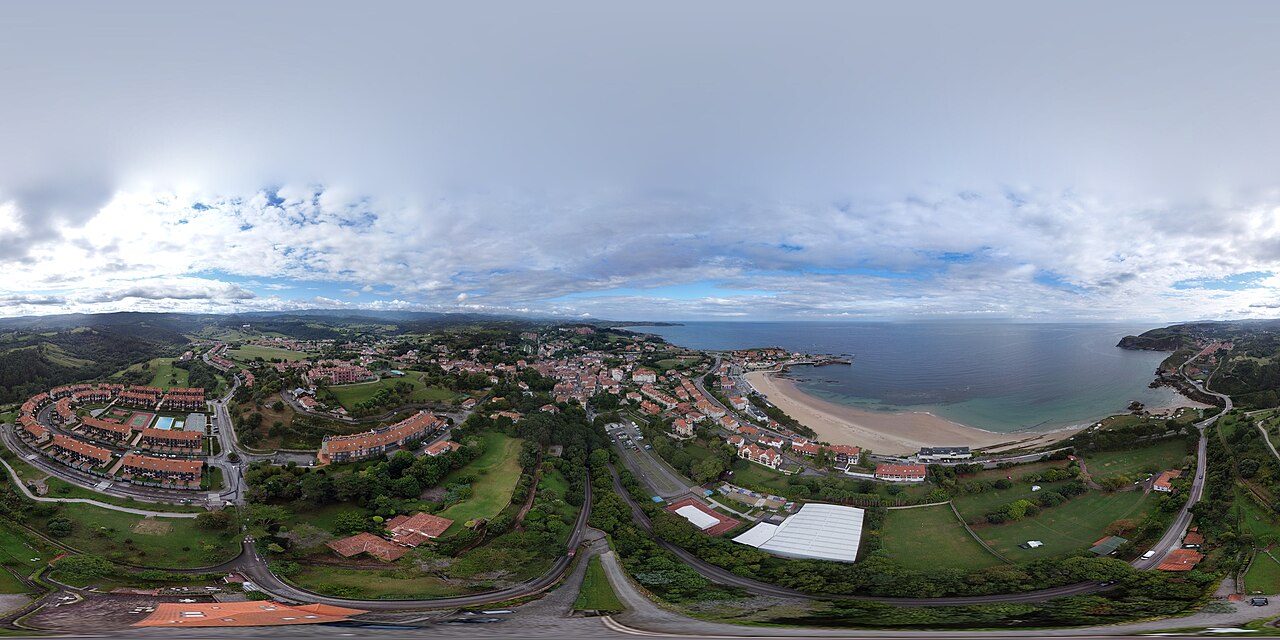 Vista general de Comillas, la villa modernista más bonita de Cantabria