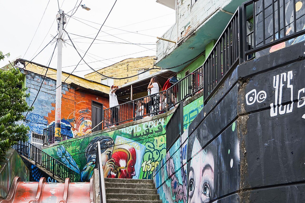 Arte urbano en la Comuna 13, una de las visitas guiadas en Medellín más impactantes.