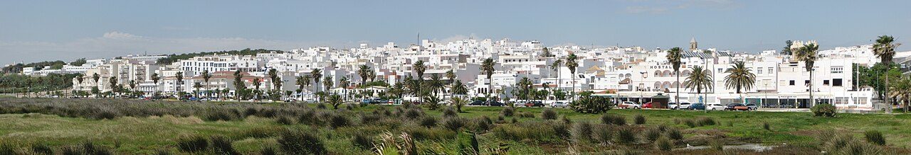 Vista de las casas blancas del casco histórico, imprescindible que ver en Conil de la Frontera.