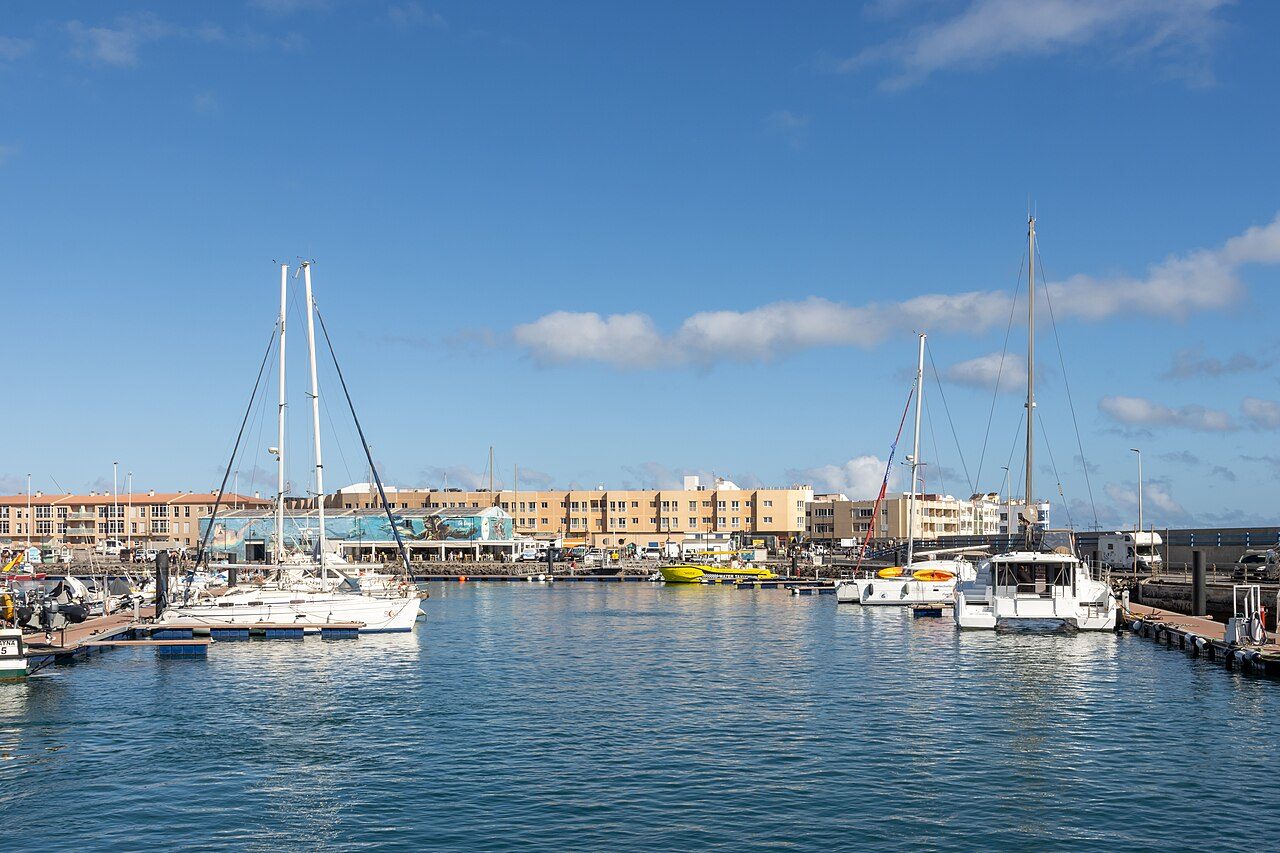 Vista del puerto de Corralejo, punto de partida para descubrir qué ver en la zona