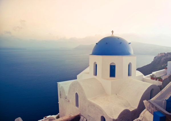 Las iglesias de cúpula azul, una de las estampas gratis que ver en Santorini