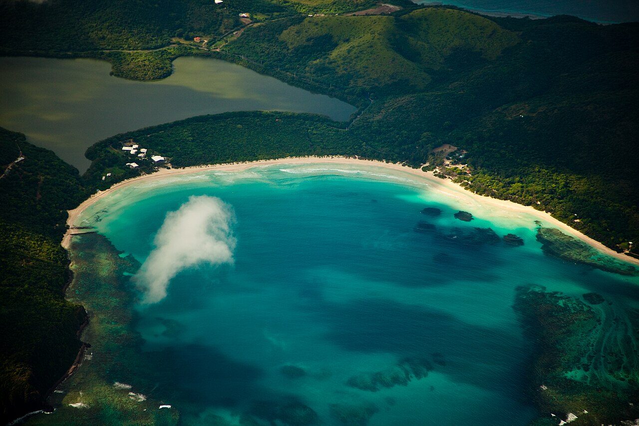 Playa Flamenco en Culebra, uno de los planes estrella de qué ver en Fajardo