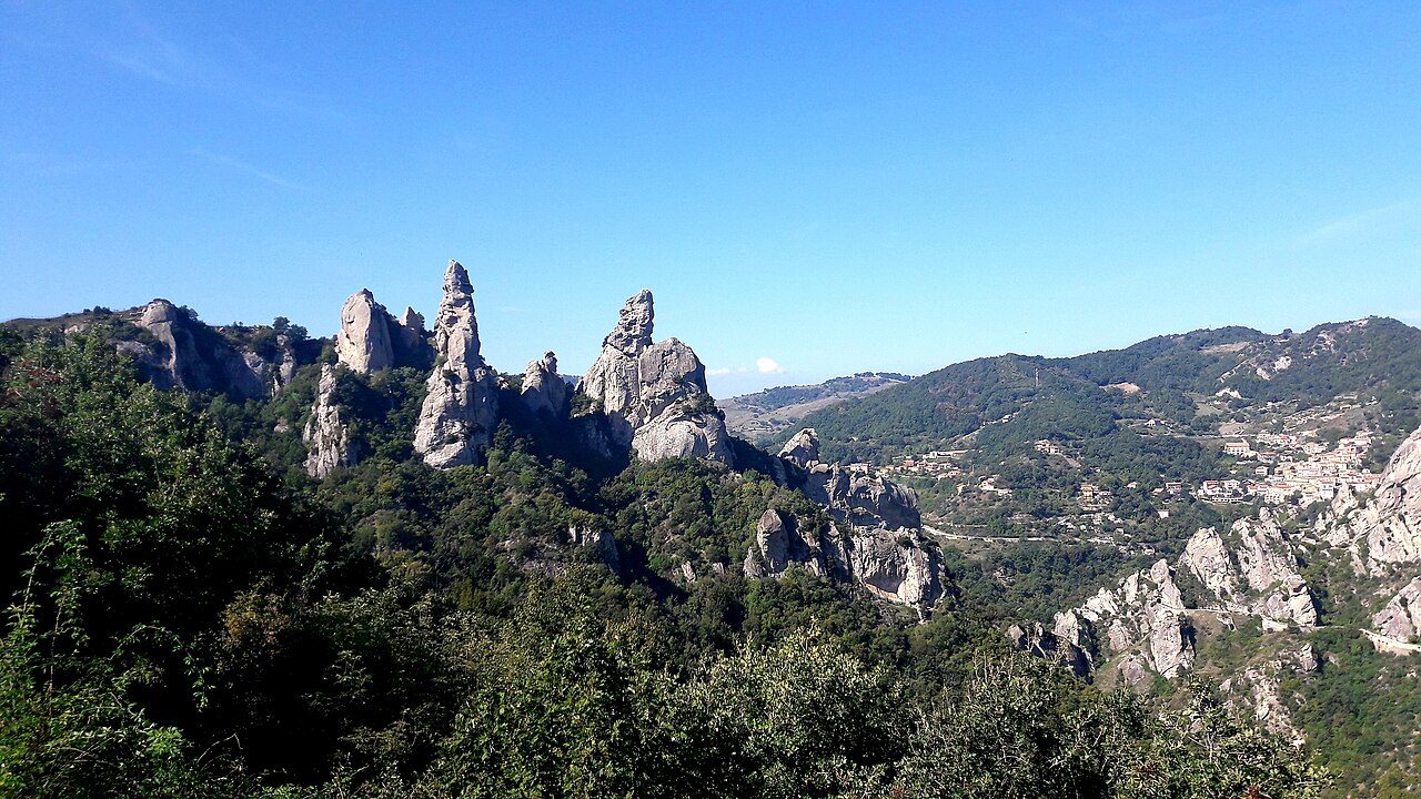 Las agujas de roca de los Dolomitas Lucanos, escenario de los tours en quad