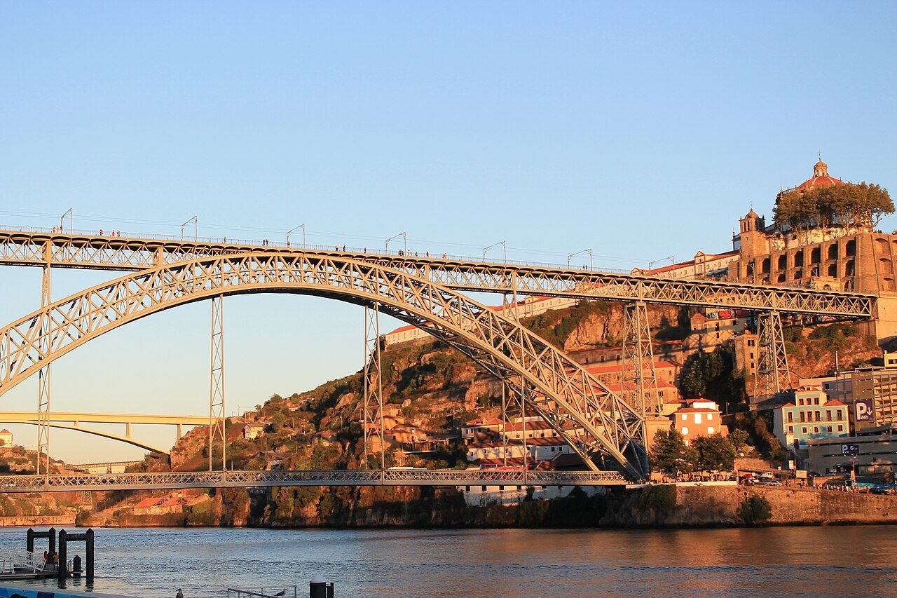 El puente Don Luís I al atardecer, una de las mejores vistas que ver en Oporto