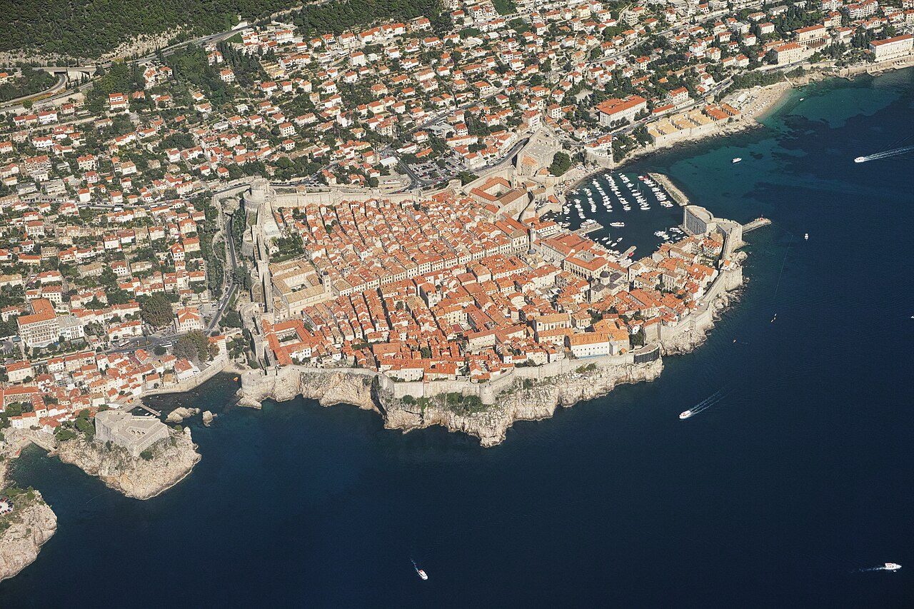 Vista aérea del casco histórico, la mejor postal de qué ver en Dubrovnik