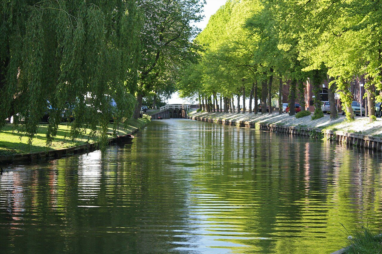 Los canales y casas tradicionales que ver en Edam, el pueblo del queso holandés.