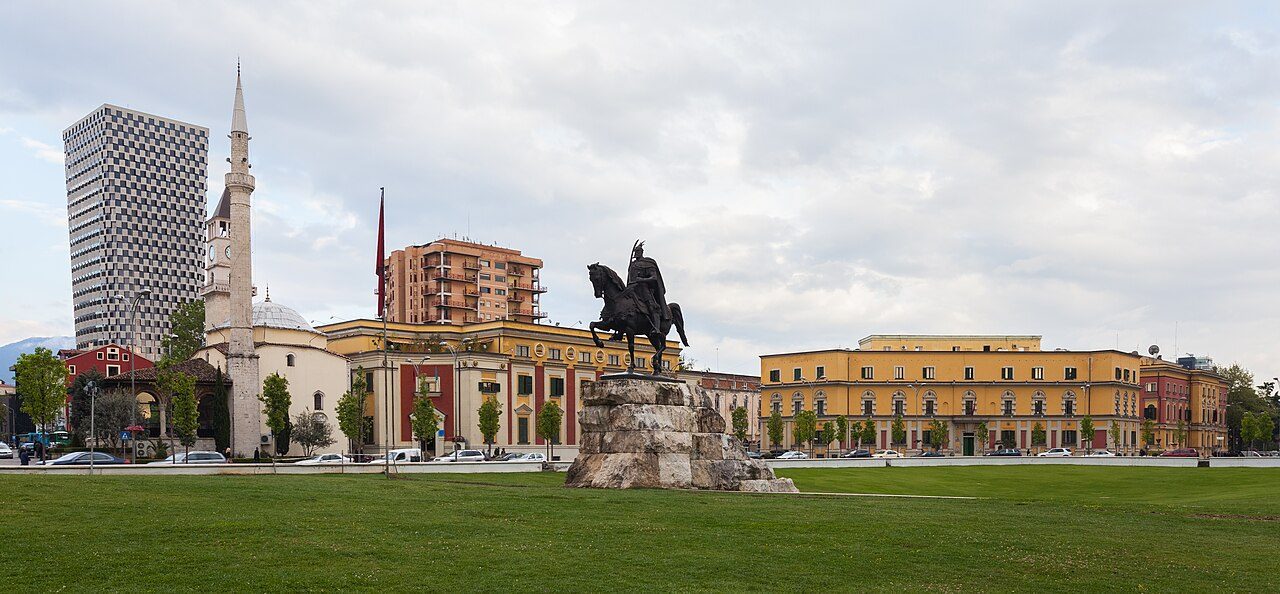 La plaza Skanderbeg, punto de partida para ver Tirana