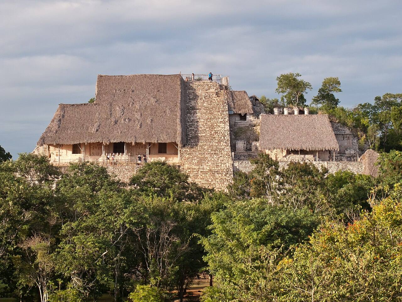 El friso de estuco de la Acrópolis, lo más impresionante que ver en Ek Balam