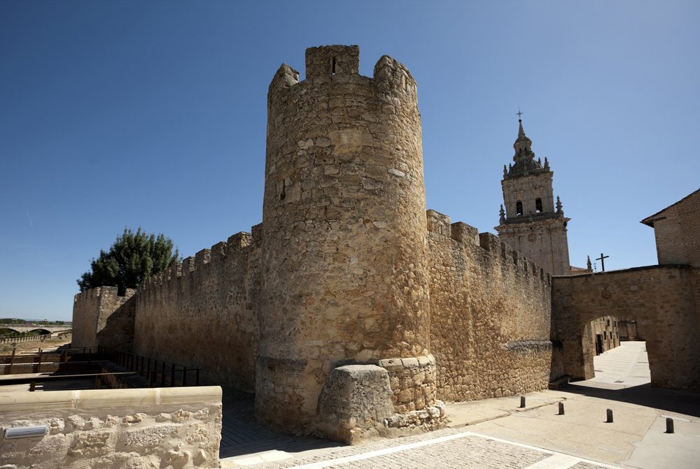 Las murallas y la vista de la catedral desde el río Ucero en El Burgo de Osma