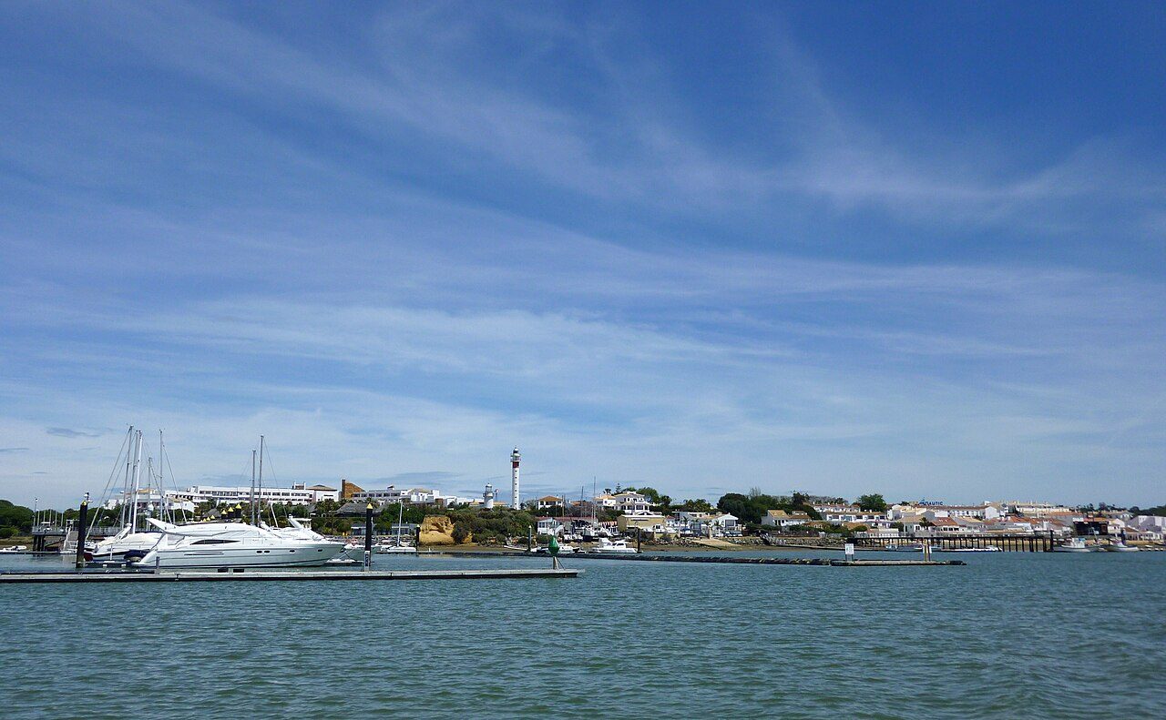 Vista del puerto de El Rompido, punto de partida para ver el pueblo marinero