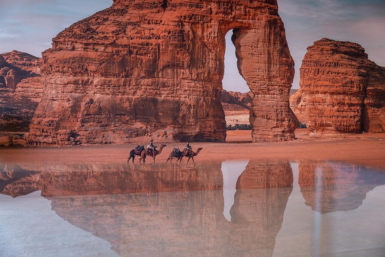 La Roca del Elefante al atardecer, imagen clásica de qué ver en Al Ula