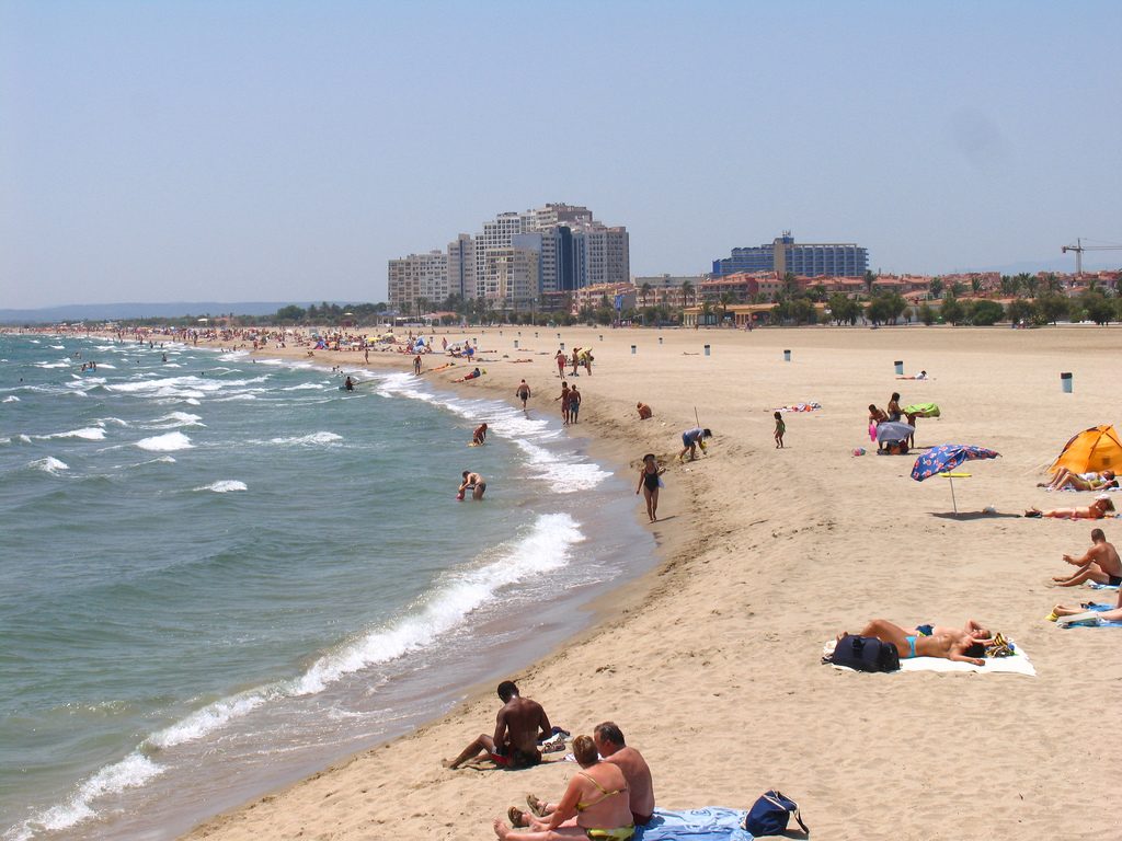 La playa urbana, una de las mejores cosas que ver en Empuriabrava