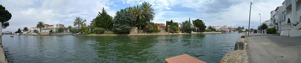 Los canales navegables son lo primero que ver en Empuriabrava
