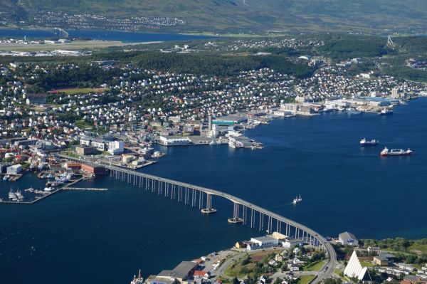 Vista invernal de Tromso, punto de partida para descubrir qué ver en la capital del Ártico
